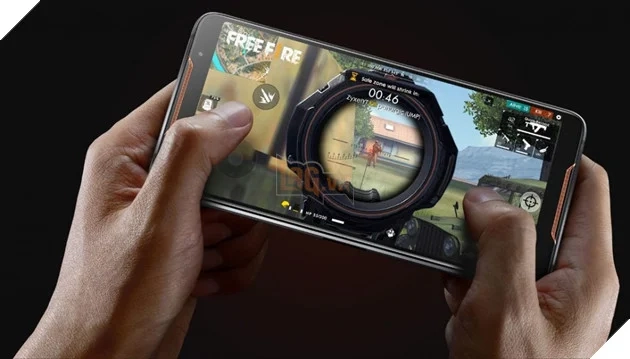 Smartphone với màn hình AMOLED rực rỡ, hiển thị cảnh chiến đấu trong PUBG Mobile.
